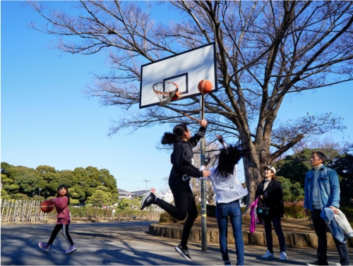 総合公園でバスケを楽しむ写真