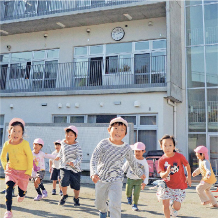 元気に走る子どもたちの写真