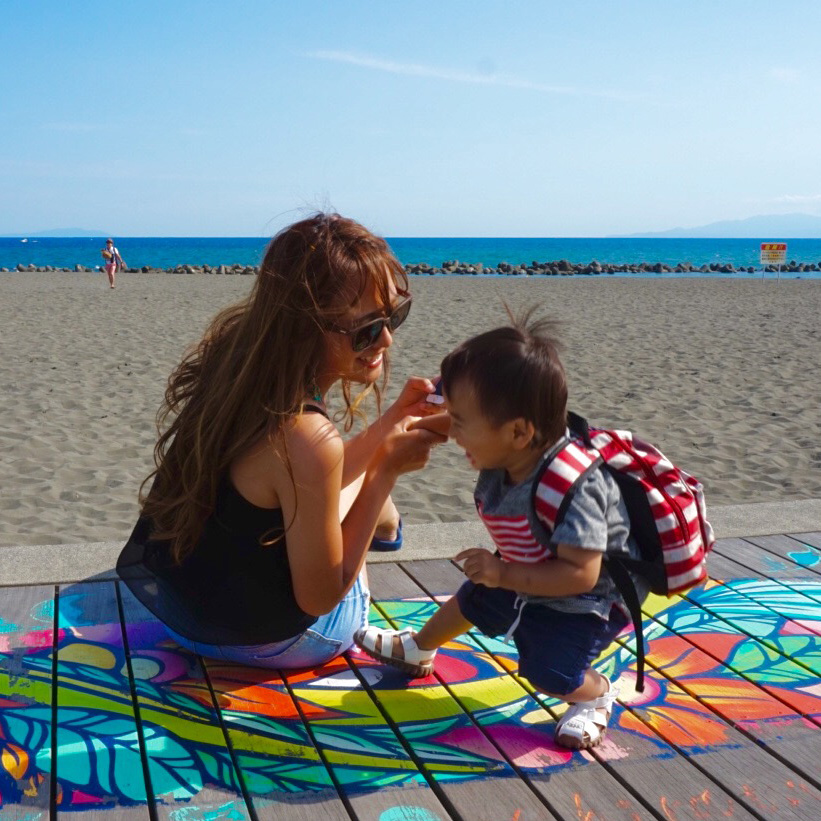 海辺の親子の写真