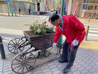 清掃活動をする落合市長