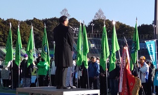 開会式であいさつする市長