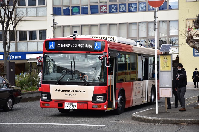 平塚駅南口で出発を待つ自動運転バス