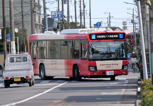 高浜公園前交差点を右折する自動運転バス