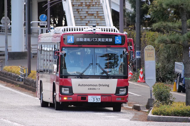 湘南海岸公園バス停に停車する自動運転バス