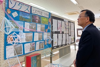 展示を見る市長