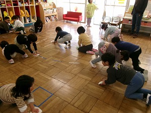 「幼稚園でも雑巾がけしたいをしたい！」自分たちの保育室をみんなでピカピカにしました！