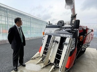 新しい農機を見学する市長
