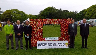 関係者と記念撮影する市長