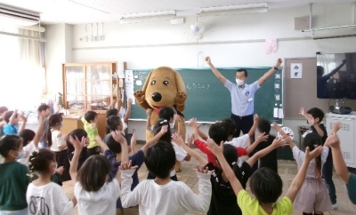 ベジ太ダンスを楽しむ児童たち
