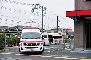 新たな現場へとすぐに出場する救急車