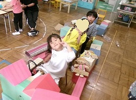 「今日は車に乗ってピクニックに行こう！ゴザや弁当、アイスを持って、赤ちゃんも連れていこう！」ピクニックにも行きました！