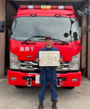 基本泳法（水上の部）で入賞の賞状を持つ福澤隊員の写真