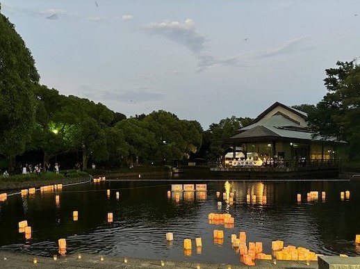 平和を願う灯ろう流し写真