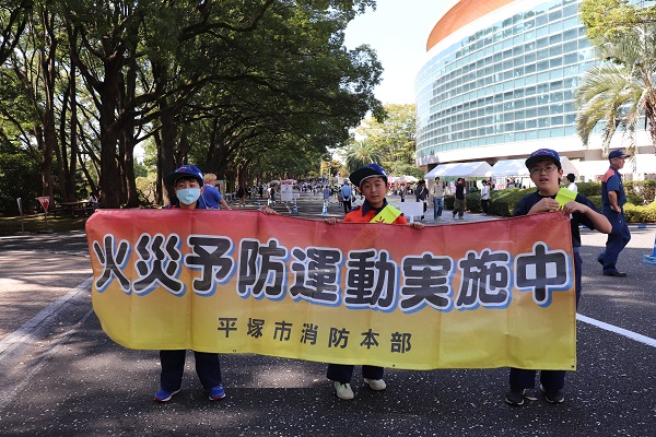 横断幕を掲げて啓発活動