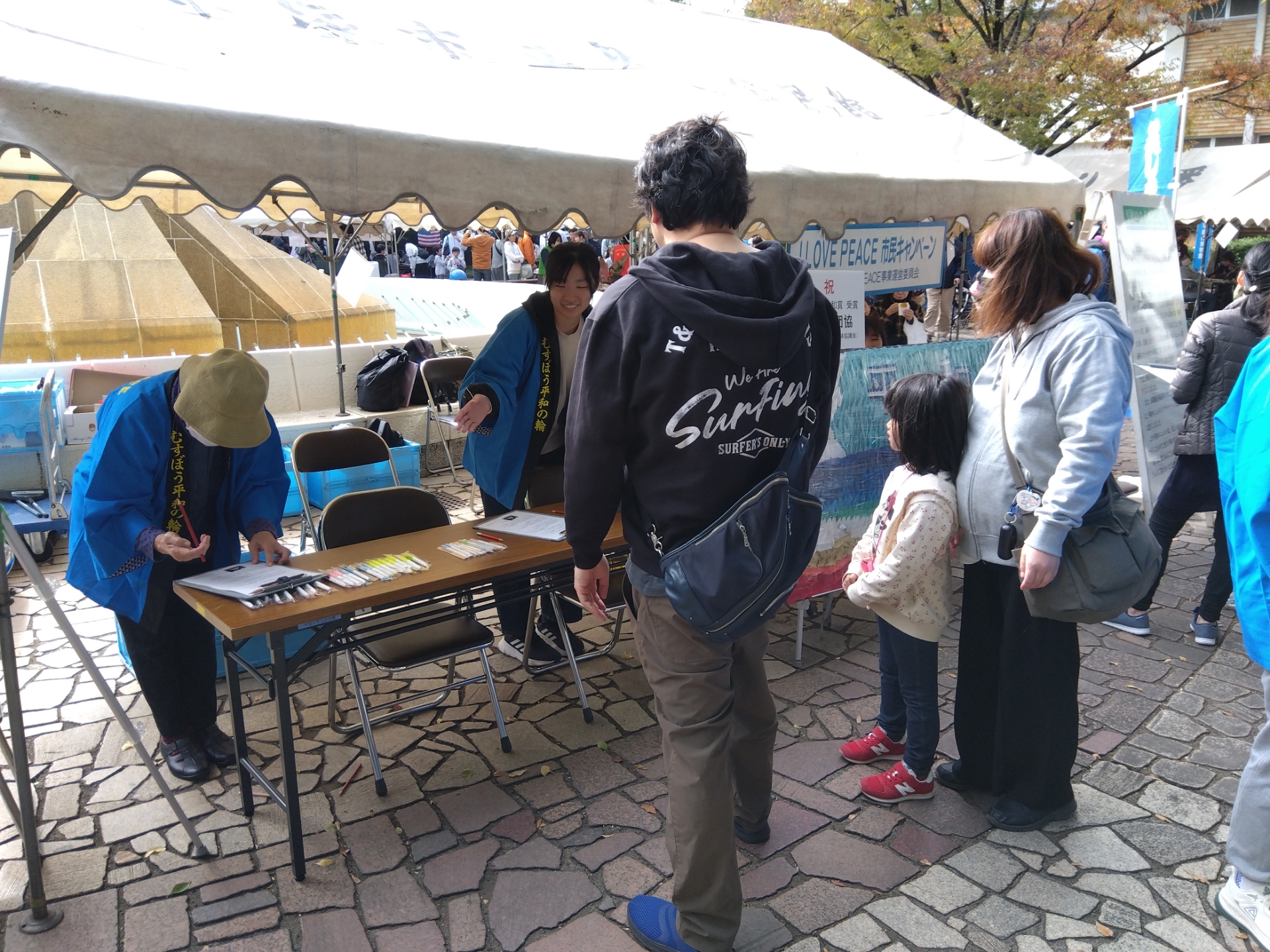 浅間祭で折り鶴ボードを展示している様子
