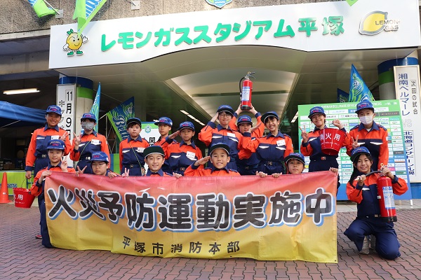 横断幕を持っている様子