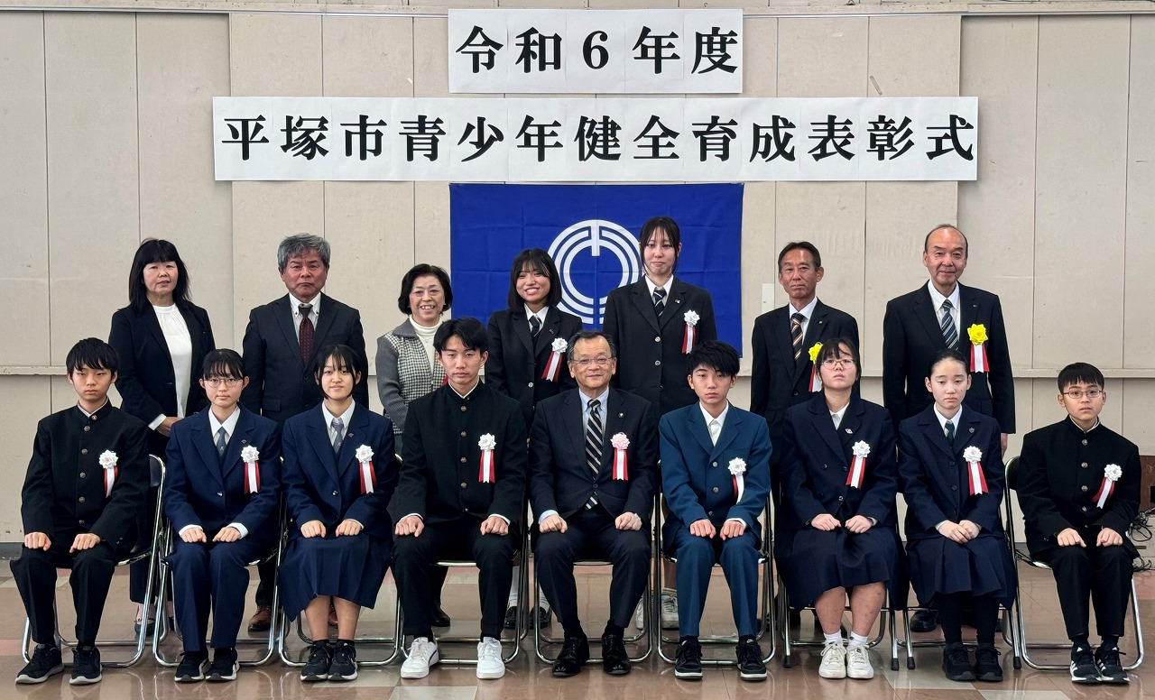 第37回平塚市少年の主張作文コンクール表彰被表彰者、よい青少年をたたえる運動被褒賞者　中高生の集合写真