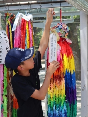 平和記念公園で千羽鶴を献納している写真