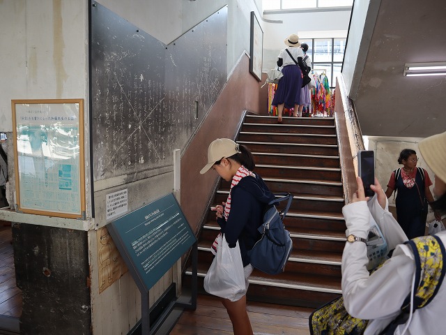 袋町小学校平和資料館見学している写真