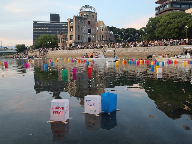 灯ろう流しの写真