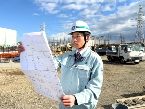 工事現場をチェックしている様子の写真