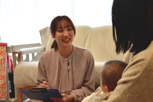 赤ちゃん訪問の様子の写真