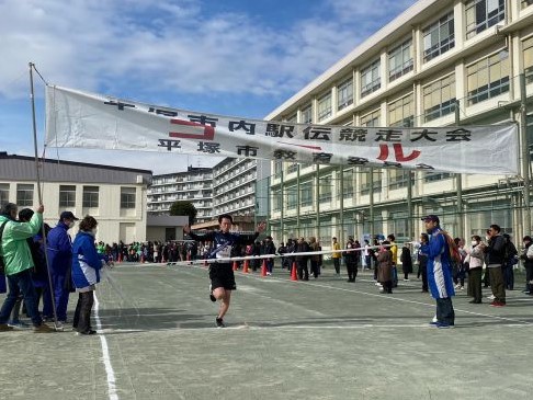 実業団の部（優勝した平塚警察署の最終走者がゴールする様子）