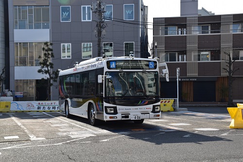 自動運転バス待機場に停車中の自動運転バス