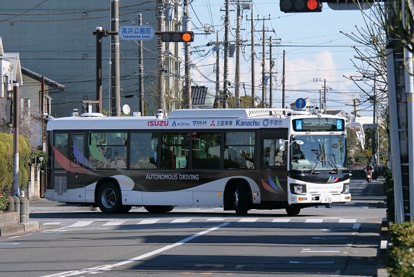 高浜公園前交差点を右折する自動運転バス
