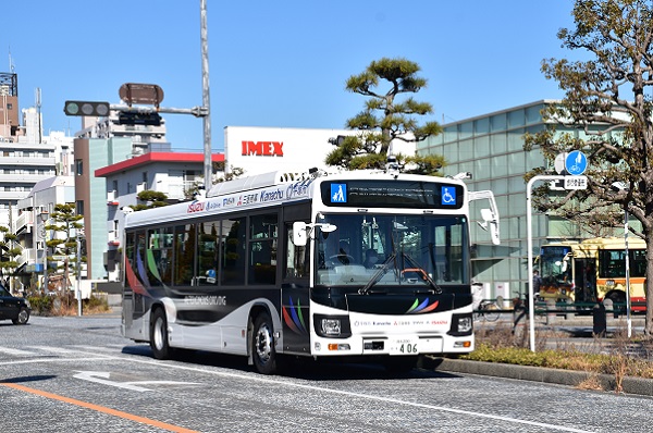 平塚駅南口を出発した自動運転バス