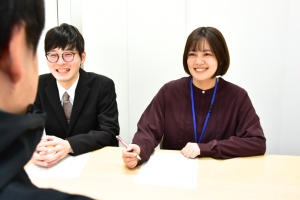 相談者と面談をしている様子の写真