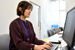 パソコンで事務仕事をしている様子の写真