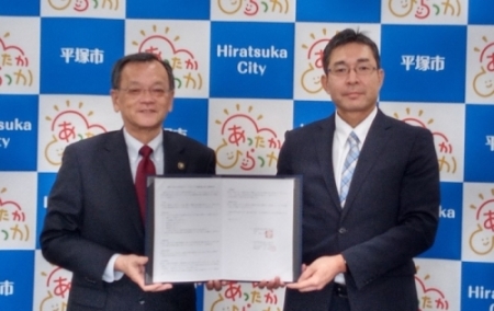 左から、落合平塚市長、志田株式会社神奈中スポーツデザイン取締役社長