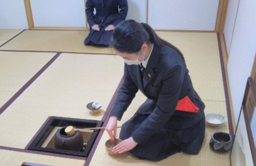 お茶を点てる様子の写真