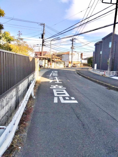 写真:減速を促す路面標示敷設後2