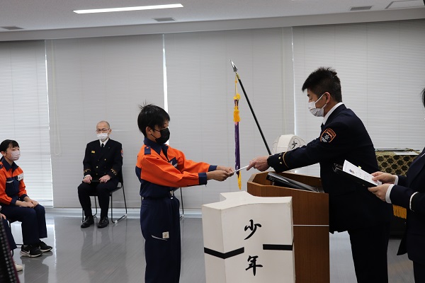 修了証授与の様子
