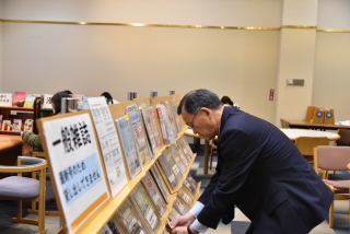ひらつか　駅の図書室視察の様子