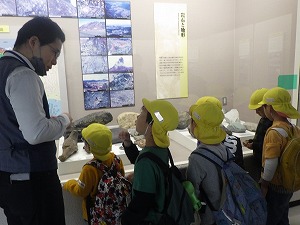 いろいろ質問する子ども達　学芸員さ、んありがとうございました