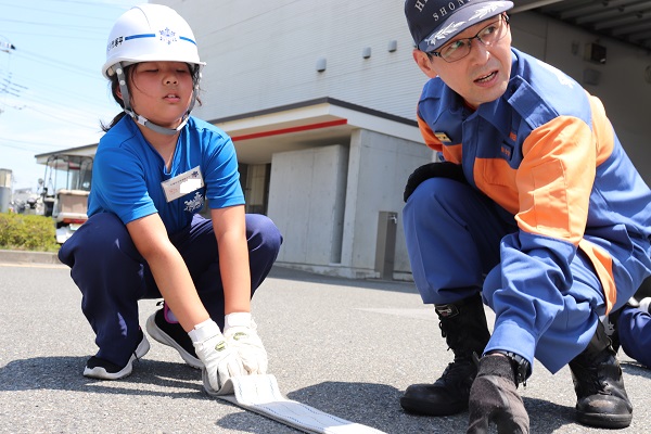 消防車の説明を受けている様子