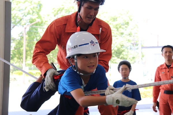 ロープ渡過訓練の様子