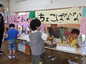 「じゃんけんに勝ったら2本もらえるよ」平塚市の七夕祭りで経験したことを再現して遊んでいました