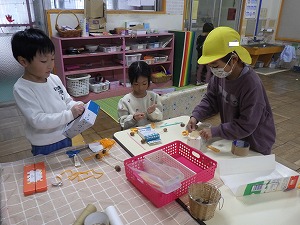 1年生との交流から帰ってきて、早速車作りが始まりました。完成した車にはひもをつけ、たくさん遊びました。