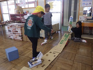 完成したレース場で遊んでいます　「ボスのロボットが出てきたよ！」上手くゴールできるかな？