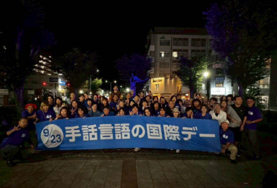 銅像前に集まった人ら