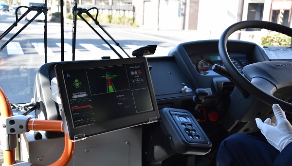 自動運転バスの運転席