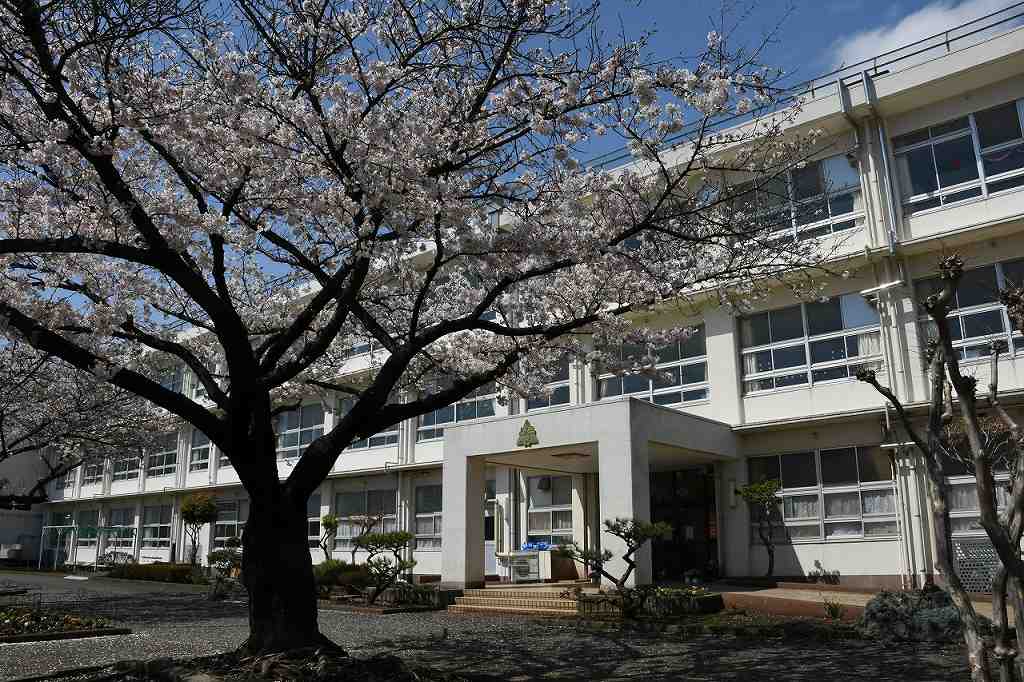 松原小学校の外観