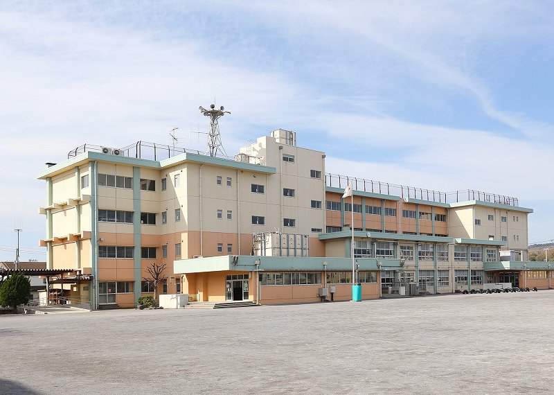 松延小学校の外観