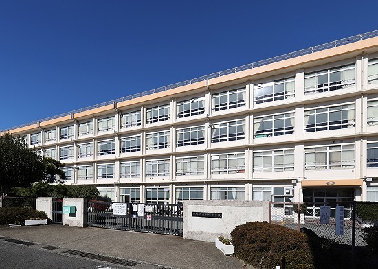 神明中学校の外観