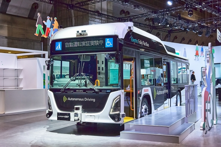 ジャパンモビリティショーで展示しいすゞエルガの写真