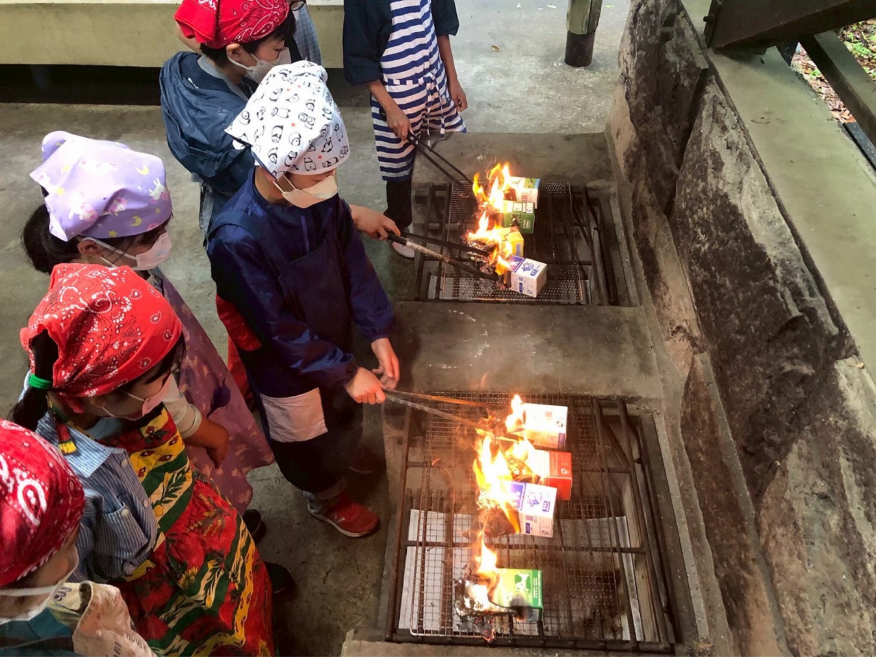 カートンドッグを焼いている様子
